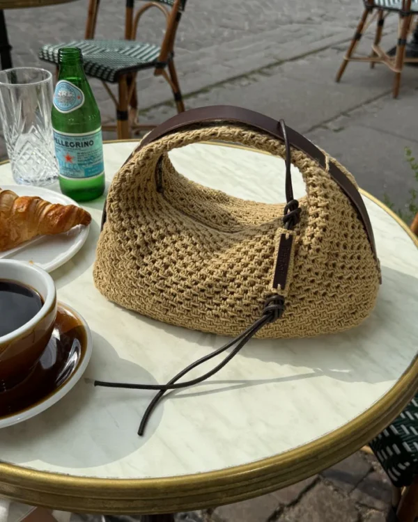PetiteKnit Juno Bag -laukku pöydällä kuvattuna