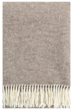 Lapuan Kankurit villahuopa Arvo on mitoiltaan 130 x 180 cm (+ hapsut 10 cm) ja väreiltään valkoinen ja luonnon beige.