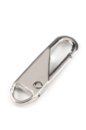 Metallinen, hopeanvärinen vetoketjun vedin, mitat: 10x36x3mm. Karabiinilukko.