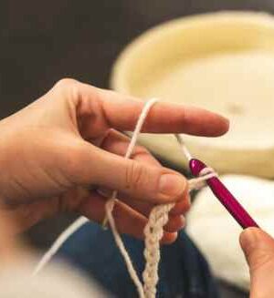 Kuvassa virkataan paksulla koukulla ketjusilmukoita.