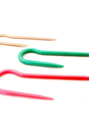 Kolme eri väristä J-muotoista palmikkopuikkoa.