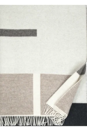 Suunta-huopa, värit: luonnon ruskea, valkoinen ja beige. Kuviossa on selkeät linjat vaaka- ja pystysuunnassa.