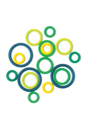 Eri värisiä ja kokoisia silmukkamerkkejä. Värit ovat vihreän ja keltaisen sävyjä.